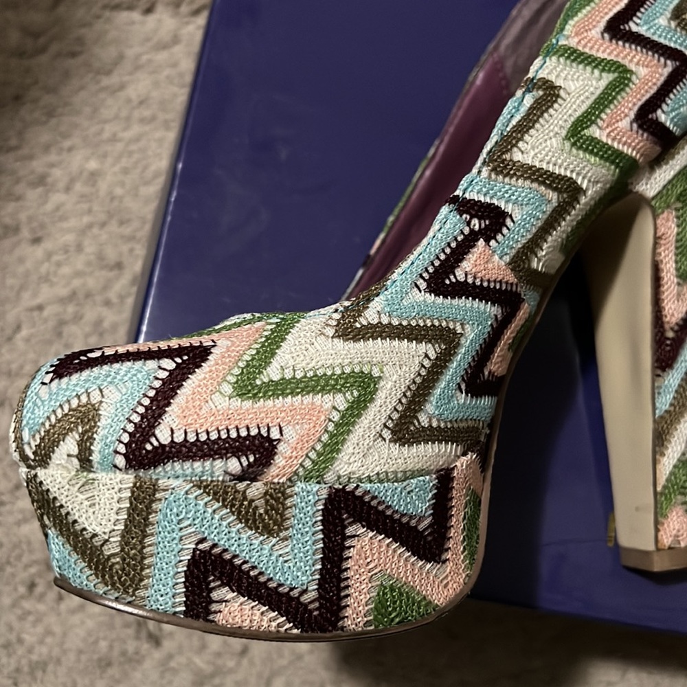 Multi Colored Zigzag Pattern Platform Pumps - image 3
